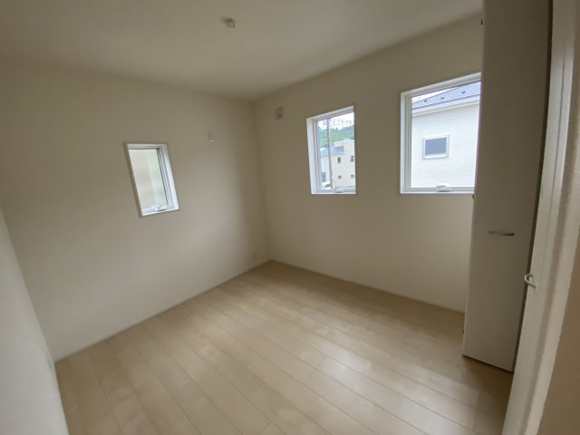 【双葉郡広野町／2号棟】　あると嬉しい家電プレゼントキャンペーの洋室|同施工◆居室の写真です◆　柔らかい陽光が差し込む明るいお部屋を演出☆　使い勝手の良い間取りなので、ご家族の状況の変化にも耐えられますね。


