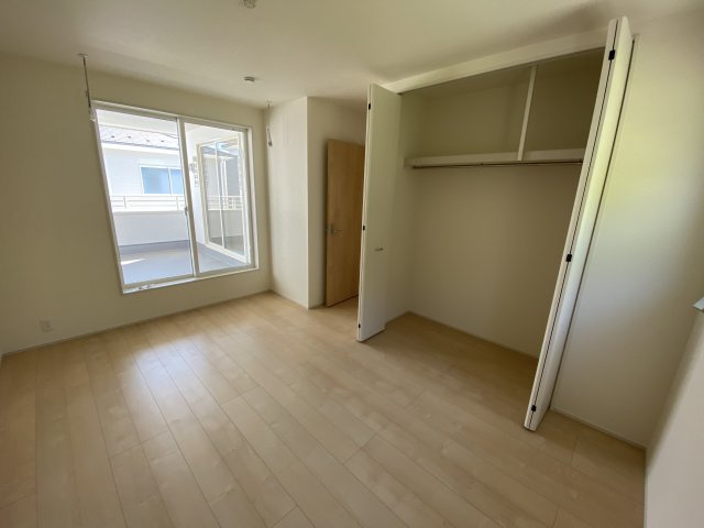 【双葉郡広野町／2号棟】　あると嬉しい家電プレゼントキャンペーの洋室|同施工◆居室の写真です◆　充分な広さの収納を備え、採光良好な洋室は、快適空間。プライベートの時間もゆったりお寛ぎ頂けそうです。

