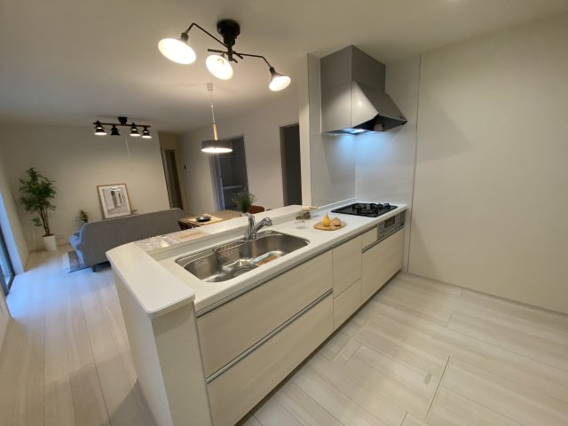 【双葉郡広野町／2号棟】　あると嬉しい家電プレゼントキャンペーのキッチン|同施工◆キッチンの写真です◆
料理好きな人必見♪キッチンスペース広々！
対面式キッチンですので、お食事の準備をしながらご家族との会話を楽しめます☆
