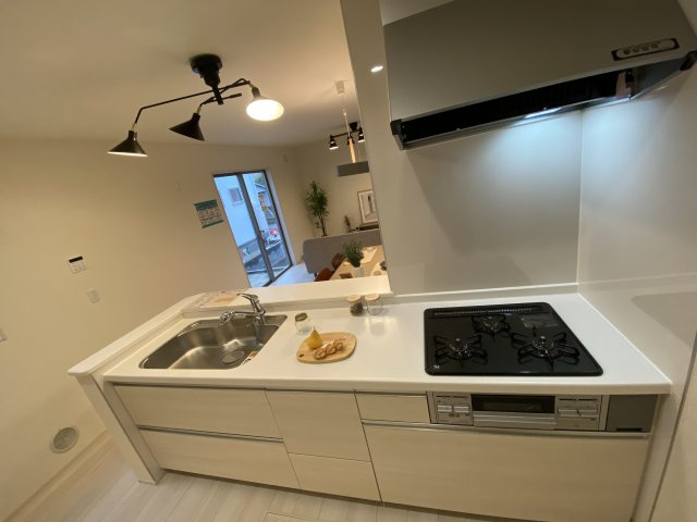 【双葉郡広野町／2号棟】　あると嬉しい家電プレゼントキャンペーのキッチン|同施工◆キッチンの写真です◆　とにかくものが多くなりがちなキッチン空間。システムキッチンは見た目スッキリなのに収納力たっぷりです♪さらに床下収納もあります。

