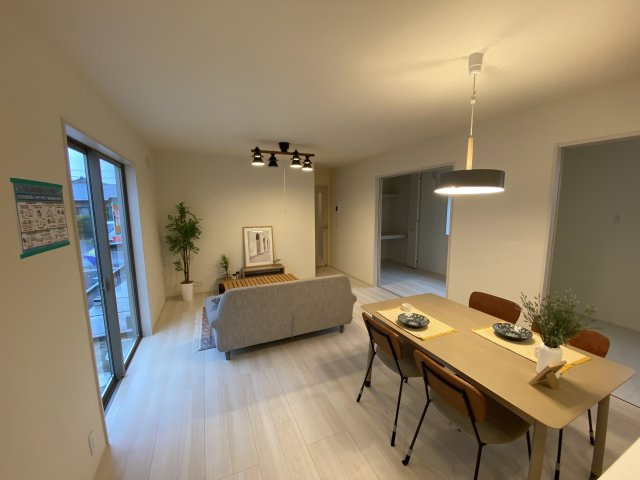 【双葉郡広野町／2号棟】　あると嬉しい家電プレゼントキャンペーの居間・リビング|同施工◆リビングの写真です◆木の温もりがやさしいフローリングは安らぎをもたらすプライベート空間♪大きな窓のあるリビングは、陽光あふれる明るく居心地も良くご家族皆がゆったり寛げる憩いの空間となりそうです