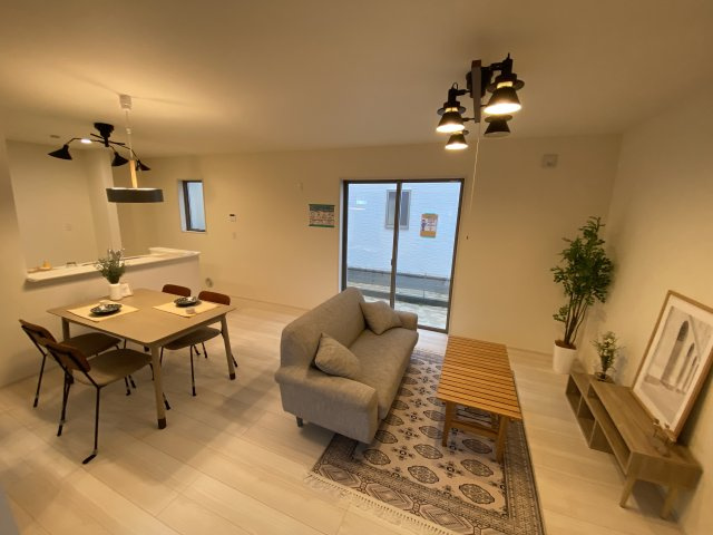 【双葉郡広野町／2号棟】　あると嬉しい家電プレゼントキャンペーの居間・リビング|同施工◆リビングの写真です◆　広々としたLDKに、自分好みのインテリアでレイアウト。季節ごとに模様替えなども、楽しみの一つとなりそうです♪