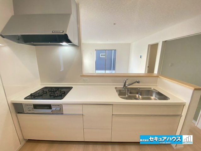 【今からご案内可能】東海市名和町堂ノ前　全4棟のキッチン|【キッチン】
◆同時にたくさんの料理が調理できる。「焼く・蒸す・煮る」の工程を同時進行で進めることができるので、料理を素早く作ることができます。育児でバタバタ忙しいママに嬉しい♪