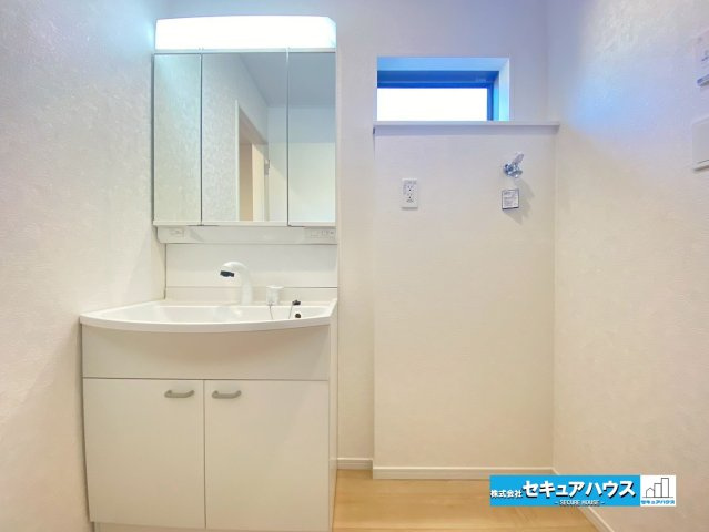 【同施工物件ご案内可能】東海市名和町堂ノ前　全4棟の内観：施工例|【浴室イメージ】
◆アクセントパネルで落ち着きのある雰囲気を演出します。毎日の疲れを癒やすバスタイムをお楽しみ下さい！
◆窓付きで、カビの繁殖を抑える効果があります。