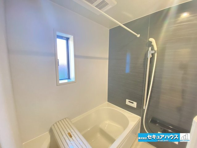 【同施工物件ご案内可能】東海市名和町堂ノ前　全4棟の内観：施工例|【高機能トイレイメージ】
◆高機能トイレの多くは便器のフタの開閉が自動であり、使用後に手動で水を流す面倒もなく非常に便利です。スタイリッシュな見た目で、お掃除しやすく、節水効果が高いです。