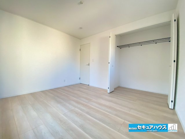 【今からご案内可能】東海市名和町堂ノ前　全4棟の洋室|【洋室】
◆広々とした居住空間は日々の暮らしを彩り、心のやすらぎと満足感を与えてくれます。通風と採光を考慮した設計は子供たちはのびのび育ち、家族でくつろぎと団らんを生み出します。