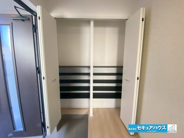 【同施工物件ご案内可能】東海市名和町堂ノ前　全4棟の内観：施工例|【玄関イメージ】
◆光が差し込み明るいです。気分も晴れやかになりますね。
◆玄関には、収納力のあるシューズボックスがございます。玄関まわりがすっきり片付きます。　