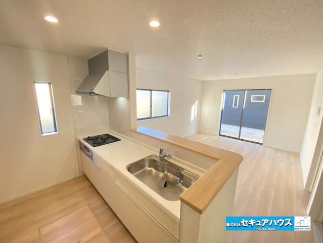 【同施工物件ご案内可能】東海市名和町堂ノ前　全4棟の内観：施工例|【LDKイメージ】
◆家族揃ってリビングで過ごすお休みの日が、楽しみになる場所となることでしょう。
対面式のオープンキッチンは、家事をしながら家族の様子が一目でわかる安心＆便利設備♪