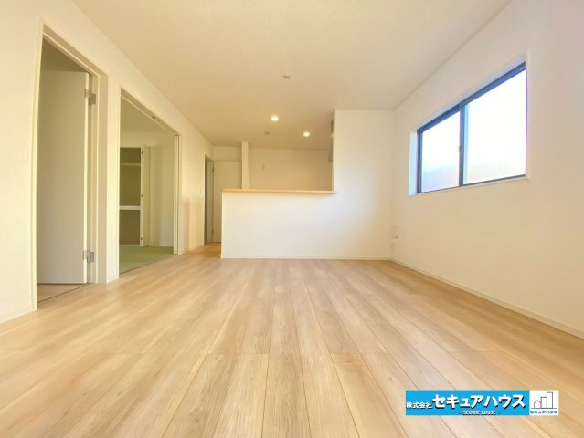 【今からご案内可能】東海市名和町堂ノ前　全4棟の居間・リビング|【LDK】
◆日当たりが良く温かい広々リビングは家族の団らんスペースになります。