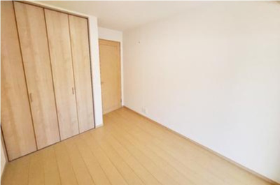 【洋室】 | リーベスト浜寺昭和町 | 約5.1帖の洋室！全居室収納付き。洋服や小物類等を収納できスッキリとした空間を保てます。