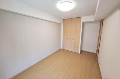 【洋室】 | リーベスト浜寺昭和町 | 約6.6帖の洋室！シンプルな内装・照明器具が備え付き。全居室がテラスに面した開放的な住まい！