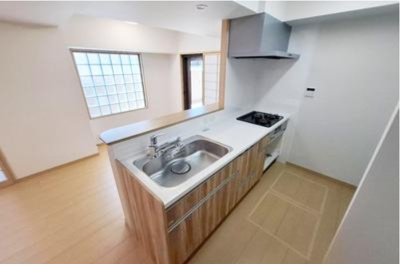 【キッチン】 | リーベスト浜寺昭和町 | 料理をしながらでもご家族との会話を楽しめる対面式キッチン！カウンター付きで食事の配膳や片付けもスムーズ。