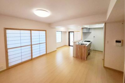 【居間・リビング】 | リーベスト浜寺昭和町 | 南と西の二面採光を確保した約16.7帖LDK！1階部分につき、下の階に気兼ねせずのびのびと過ごせます。