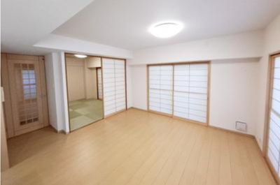 【居間・リビング】 | リーベスト浜寺昭和町 | 隣り合う和室を開放すれば、広々としたリビングも実現！ホッと落ち着くような和モダンな雰囲気です。