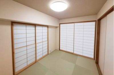 【和室】 | リーベスト浜寺昭和町 | リビングと廊下の2方向から出入り可能な約6帖の和室！客間としても寛ぎの空間としてもお使いいただけます。