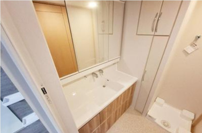 【独立洗面台】 | リーベスト浜寺昭和町 | 大きく見やすい三面鏡付き洗面化粧台！鏡裏やボウル下にたっぷり収納があり、生活感の出やすいアイテムも収納可能。