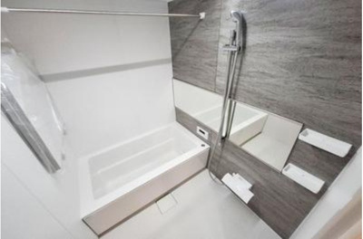 【浴室】 | リーベスト浜寺昭和町 | 一日の疲れをゆっくり癒すことのできるバスルーム！雨や花粉も気にせず洗濯ができる浴室乾燥機を搭載。