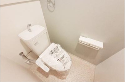 【トイレ】 | リーベスト浜寺昭和町 | 温水洗浄便座付きのトイレで、寒い季節でも温かい便座で身体が冷えることなく座ることができます。