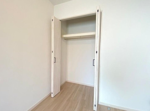 グランコート西中島の収納|◆各居室にはハンガーパイプ×枕棚付きのクローゼット完備！
