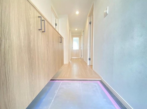 グランコート西中島の玄関|◆明るい玄関が出迎えてくれます♪
◆シューズボックス完備！フロートタイプで普段使いの靴を下部に置いていただけます！