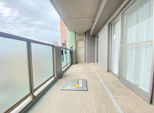 グランコート西中島のバルコニー|◆南側ワイドバルコニーは手すり壁がすりガラスで光を通し、明るい空間です♪
◆プランターでガーデニングやミニ家庭菜園を楽しめます♪