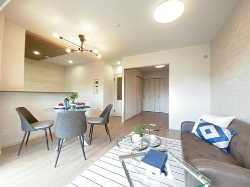 グランコート西中島の居間・リビング|◆LDK 別角度です！隣の約4.0帖洋室を開放してご使用もいただけます！
◆【即日内覧会開催中】土日はもちろん！平日の仕事終わりの内覧も可能です！