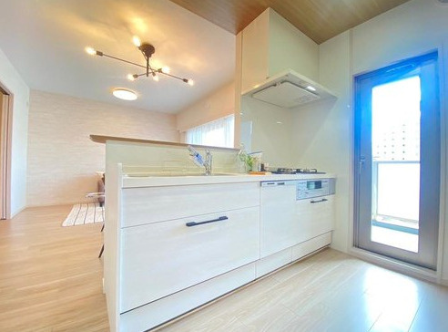 グランコート西中島のキッチン|◆白を基調とした清潔感のあるシステムキッチンです！キッチンからバルコニーへ出れる家事動線に優れた間取りです！
◆人気の対面式キッチンでお料理をしながら家族と時間を共有できます♪