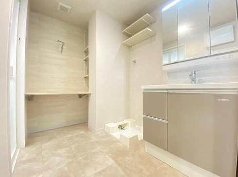 グランコート西中島の独立洗面台|◆広々とした洗面室です！カウンターや可動棚が設けられ、タオルなどを収納でき重宝します！
◆三面鏡の洗面化粧台はワイドタイプで並んで身支度ができます！