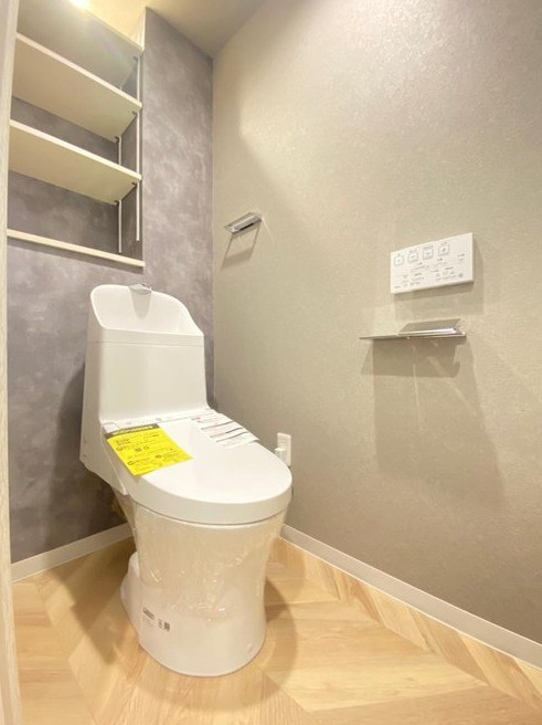 グランコート西中島のトイレ|◆スッキリとしたフォルムの手洗い一体型トイレを採用！新調済です！
◆背面には棚が設けられ、トイレットペーパーなどを収納できます！