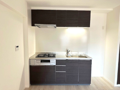 【キッチン】 | GSハイム第2江坂 | 吊戸棚やシンク下に収納付き！収納豊富なキッチンは調理スペースを片付けられ、広くお使いいただけます。