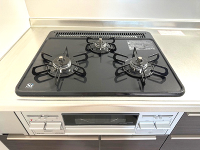 【キッチン】 | GSハイム第2江坂 | 複数品同時調理も可能な三口コンロを採用！調理がサクサク捗ります。お家で気軽に焼き魚も楽しめるグリル付き。