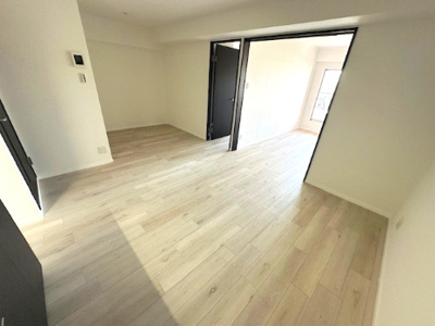 【居間・リビング】 | GSハイム第2江坂 | 壁付タイプのキッチンを採用し、LD空間を有効的にご使用可能！お好きなインテリアを揃え、お楽しみください。