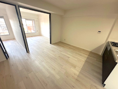 【居間・リビング】 | GSハイム第2江坂 | LDKに2部屋が隣接。扉を開放すると、西面からの陽光がLDKまで差し込みます！開放的な空間で団らんのひと時を。