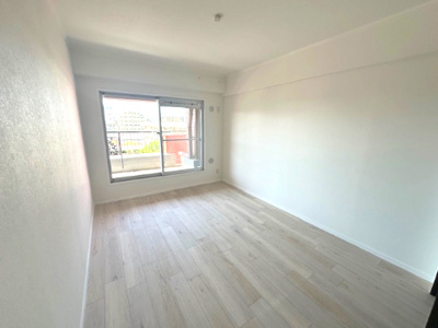 【洋室】 | GSハイム第2江坂 | 西向きバルコニーに面した洋室6帖。バルコニーに面したお部屋は、大きなお布団などもサッと干せて便利です！