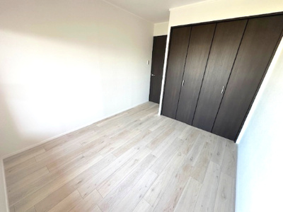 【洋室】 | GSハイム第2江坂 | 洋室5帖には扉付きのクローゼット付き。来客時でも中が見えずに安心。スッキリとした空間で過ごせます。