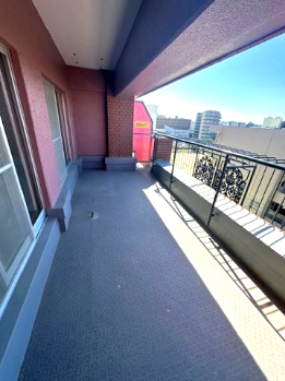 【バルコニー】 | GSハイム第2江坂 | 14.54平米の西向きバルコニー。ご家族分の洗濯物も一気に干すことが出来そうです。ぜひ一度、現地をご覧ください。