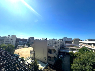 【展望】 | GSハイム第2江坂 | 9階建ての6階部分！目の前を遮る高い建物は無く、遠くまで空を望めます。季節の移り変わりを感じられる木々も目に入りますね。