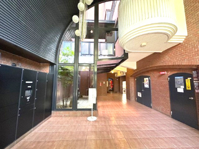 【エントランス】 | GSハイム第2江坂 | エントランスは掃除が行き届いており、気持ちよく生活ができます！留守中の宅配便も安心して受け取れる宅配ボックス付き。