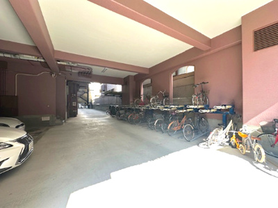 【駐輪場】 | GSハイム第2江坂 | 敷地内に屋根付きの駐輪場を配置。自転車ラックがある駐輪場なので、出し入れしやすくきれいに整理されています。