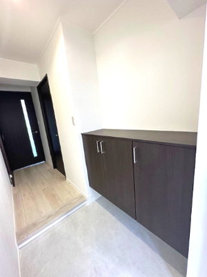 【玄関】 | GSハイム第2江坂 | 脱いだ靴をすぐに片付けられるシューズボックス付きの玄関。※掲載中の写真は広角レンズで撮影のため、実際の見え方とは異なります。