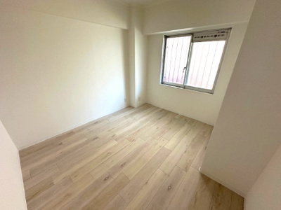 【洋室】 | GSハイム第2江坂 | 東面の窓からやわらかな光が差し込む洋室4.5帖。客間やテレワークルームなど、多目的にご活用いただけます。