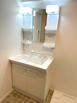 【独立洗面台】 | GSハイム第2江坂 | 鏡横にオープンな収納棚を設けた洗面化粧台。毎日使う歯ブラシやメイク道具などが取り出しやすく、片付けもスムーズです！