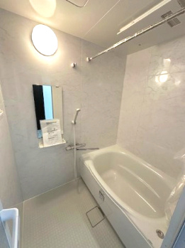 【浴室】 | GSハイム第2江坂 | 足を伸ばしてゆったりと湯船に浸かれる広々バスルーム。ご家族一緒に、癒しのバスタイムをお楽しみください！