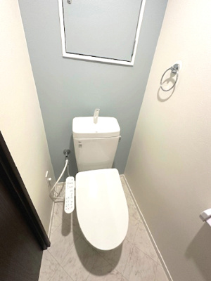 【トイレ】 | GSハイム第2江坂 | カバーなしでも便座はポカポカな温水洗浄便座付トイレ。汚れてもサッと一拭きで綺麗に！お掃除簡単で衛生的ですね。