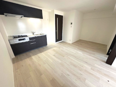 【居間・リビング】 | GSハイム第2江坂 | 木目調のフローリングが、柔らかな印象を与えてくれているLDK。ご家族でのんびりとお寛ぎいただけます！