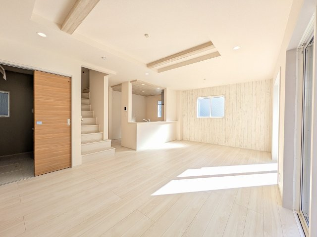 八王子市　小門町　新築一戸建ての居間・リビング|～18.0帖の明るいLDKで、家族団欒の時間をお過ごしいただけます～