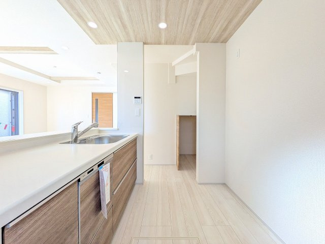 八王子市　小門町　新築一戸建ての収納|～キッチン脇には階段下収納　掃除グッズ、災害時グッズ、備品ストックなどに大活躍～