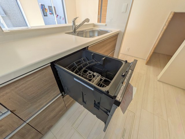 八王子市　小門町　新築一戸建てのキッチン|～食洗機付き　食事後の食器洗いはお任せ、家族でゆっくりとくつろげます～