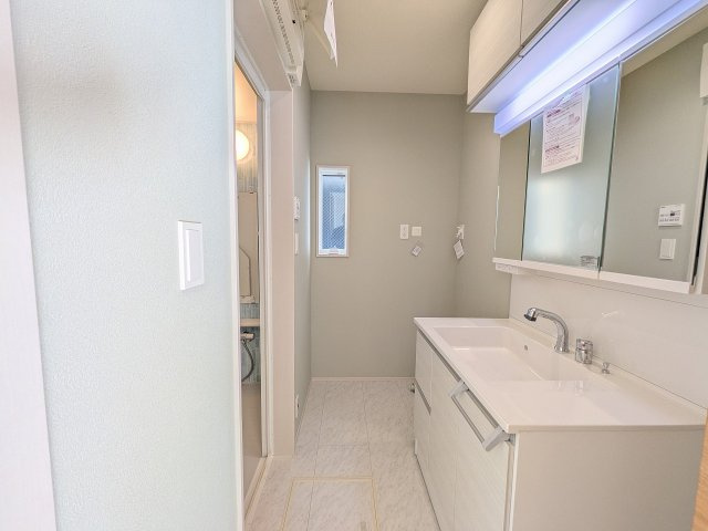 八王子市　小門町　新築一戸建ての脱衣所|～窓付きで明るい洗面所　換気もしやすいです～