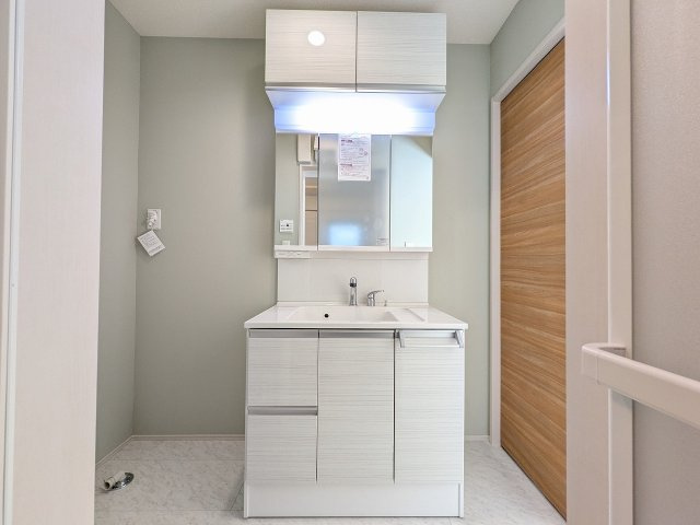 八王子市　小門町　新築一戸建ての独立洗面台|～３面鏡付きの独立洗面台　細々している物をスッキリ収納出来ます～